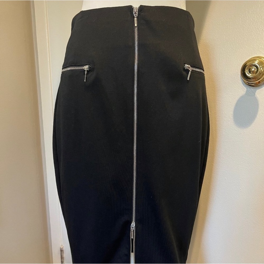 Jennifer Lopez size 8 black skirt with zippers